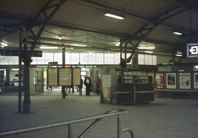 803777 Gezicht op de uitgang van het Centraal Station (N.S.-station Utrecht C.S.) aan het Stationsplein te Utrecht, ter ...